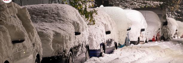 imatge de cotxes coberts de neu
