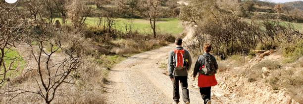 ©TERMCAT Home i dona caminant per un sender